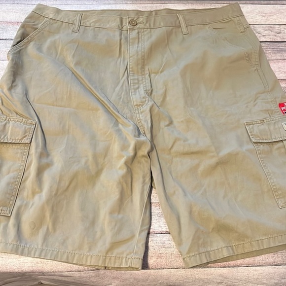 Wrangler Men’s Cargo Shorts with tech pocket Size 42. NWOT - Picture 1 of 4
